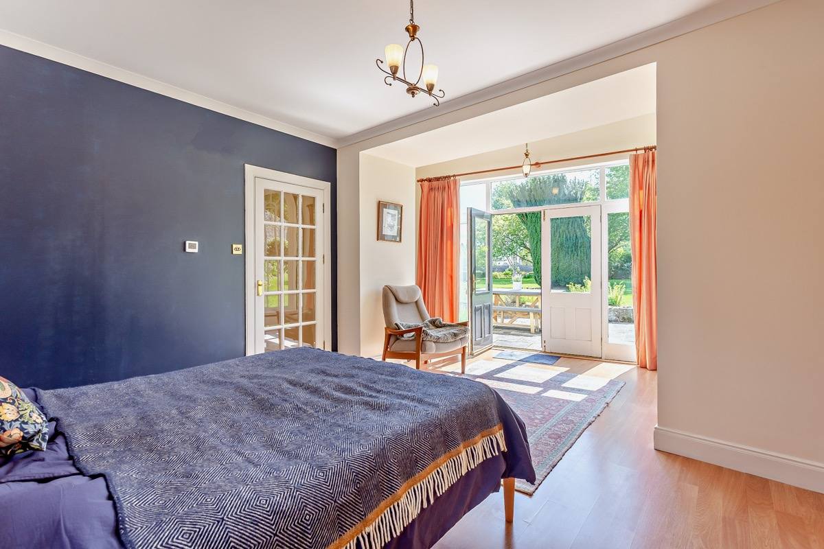 The principal bedroom with arched window
